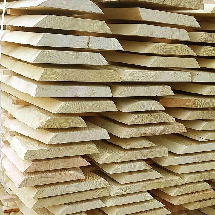 Stapel roher Holzbretter und Bohlen