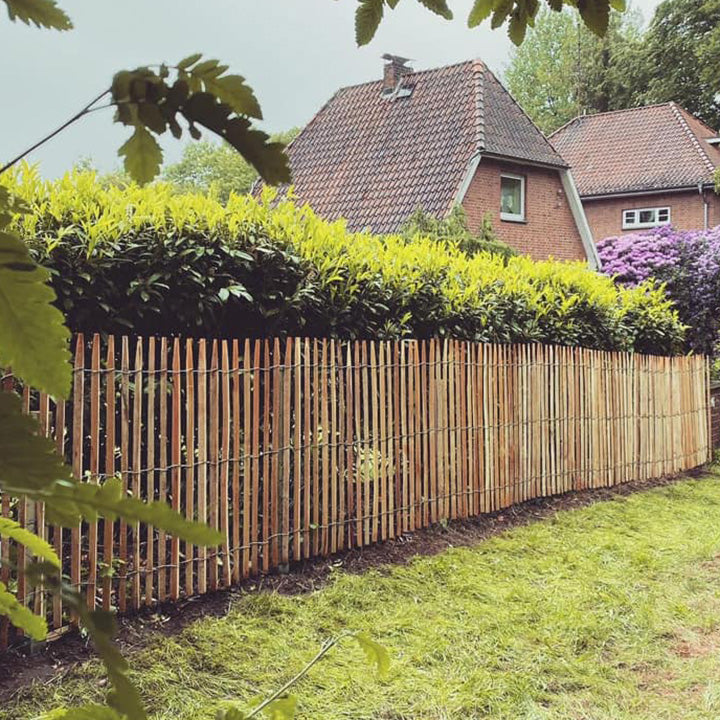 Staketenzaun aus Robinie
