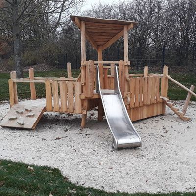 Spielanlage „Bullerbü“ mit Edelstahlrutsche, Ansicht 3