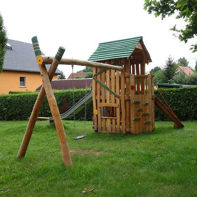 Pfahldorfhaus „Monstab“ mit Edelstahlrutsche, Ansicht 3