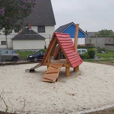 Spielhaus „Köthensdorf“ mit Edelstahlrutsche, Ansicht 3