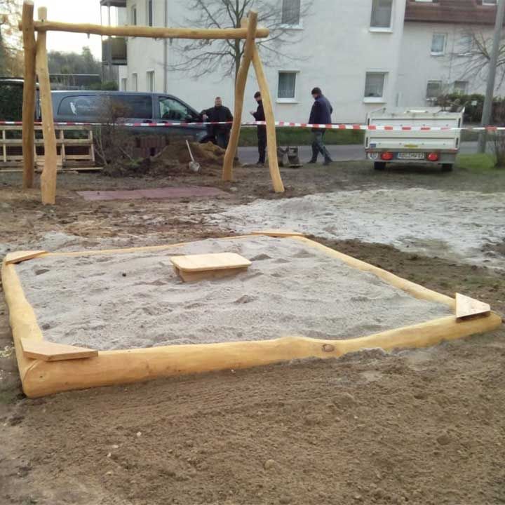 Sandkasten Robinie mit Tisch